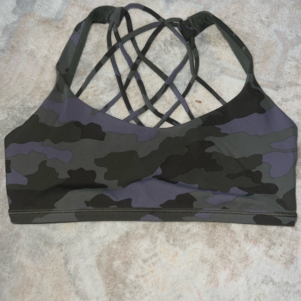 Women’s LuLulemon sports bra